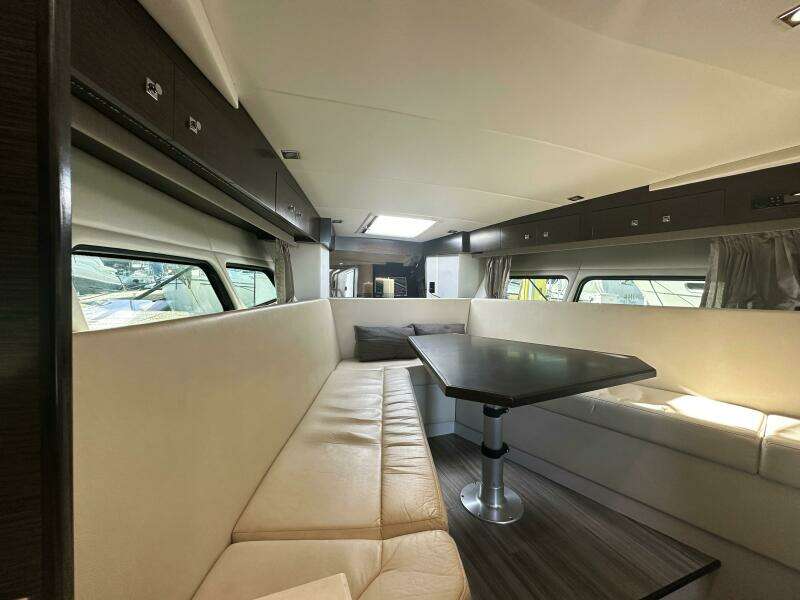 2017 Cruisers Yachts 390 Express Coupe