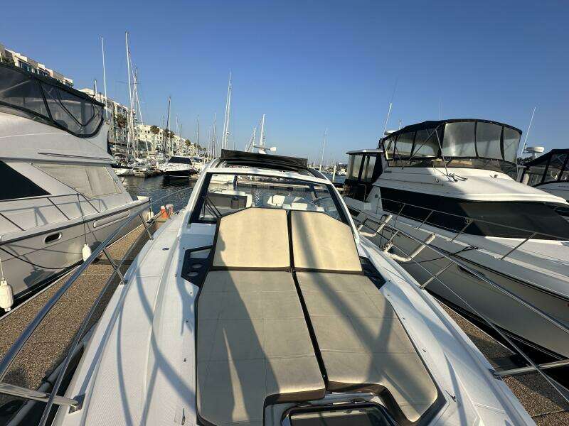 2017 Cruisers Yachts 390 Express Coupe