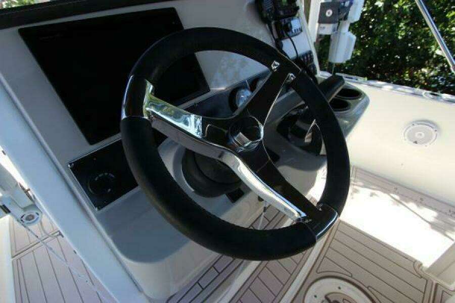 2017 Boston Whaler 270 Dauntless