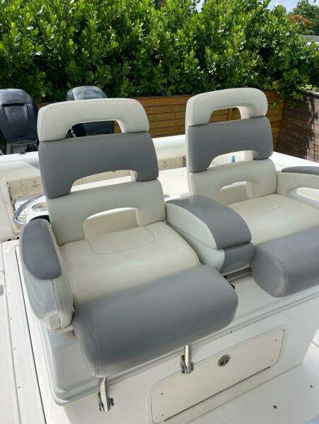 2005 Boston Whaler 320 Outrage