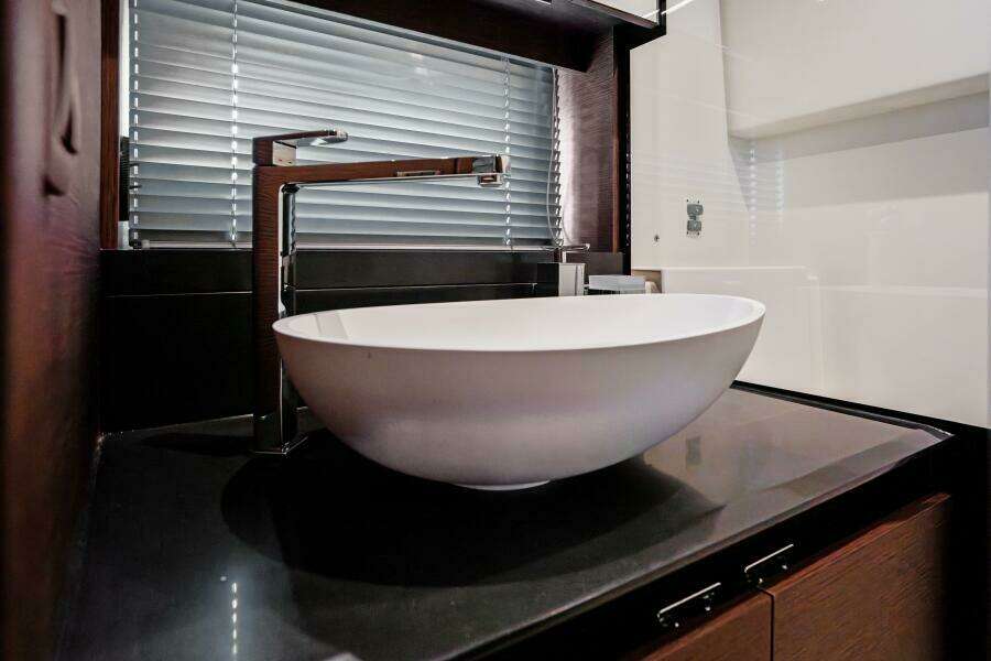 2024 46 Prestige Flybridge -VIP Stateroom Head