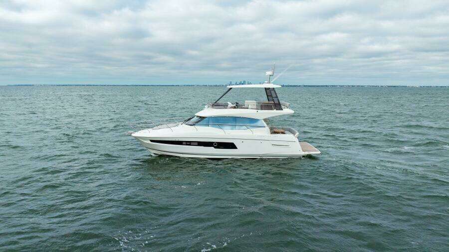 2024 46 Prestige Flybridge -Profile