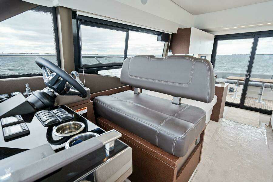 2024 46 Prestige Flybridge -Lower Helm