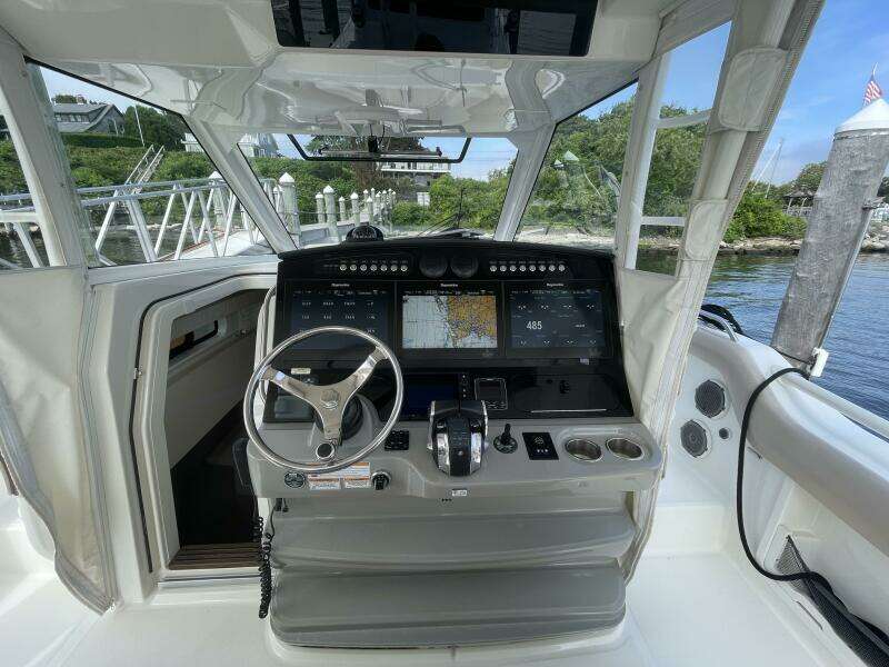 2017 Boston Whaler Outrage