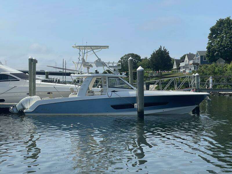 2017 Boston Whaler Outrage