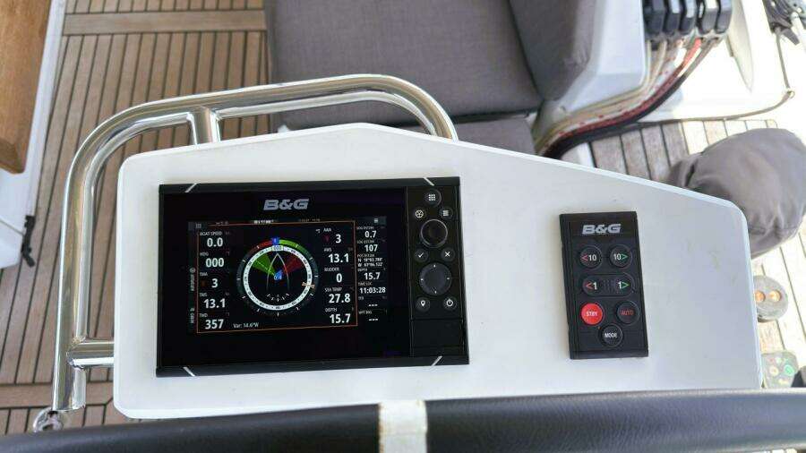 50 Nav Elect Cockpit Beneteau 461 2020