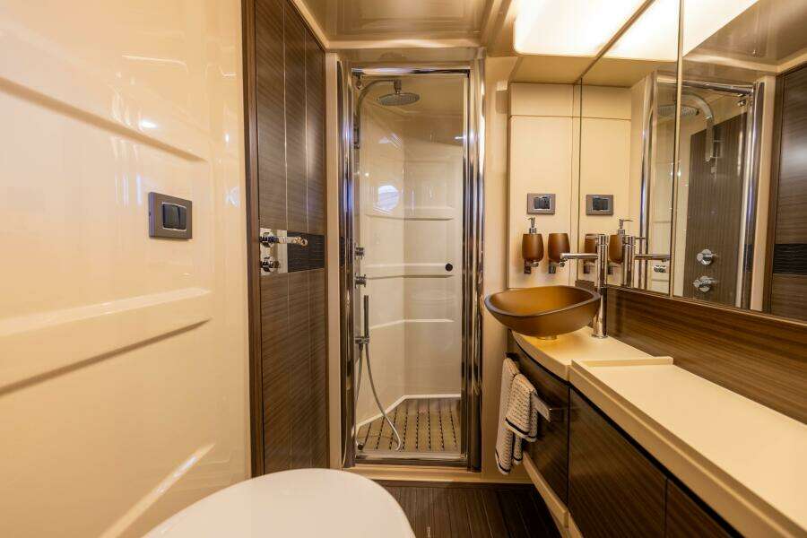 Azimut 64 A/Sea - Interior Master Stateroom Head