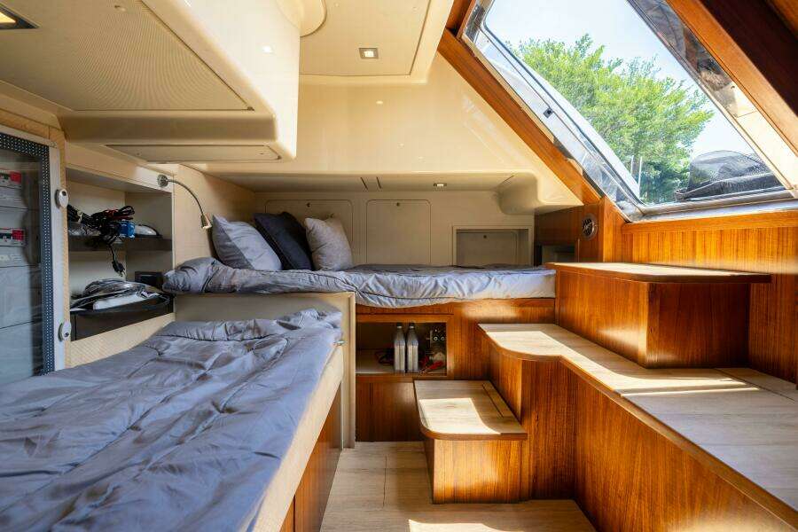 Azimut 64 A/Sea - Interior Crew Stateroom