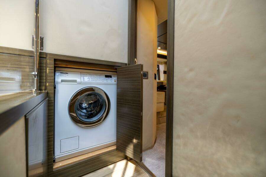 Azimut 64 A/Sea - Interior Companionway