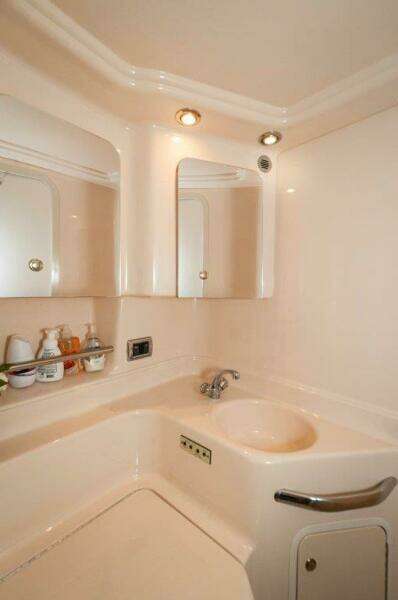 2003 Sea Ray 380 Sundancer- Head 