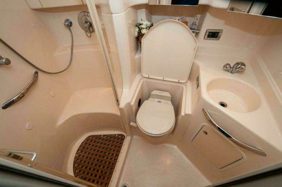 2003 Sea Ray 380 Sundancer- Head 