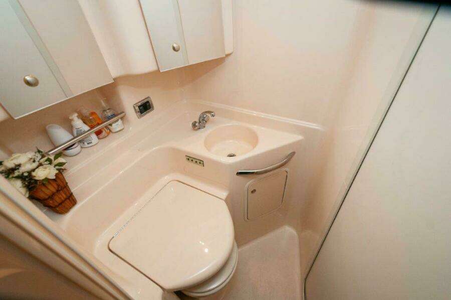 2003 Sea Ray 380 Sundancer- Head 