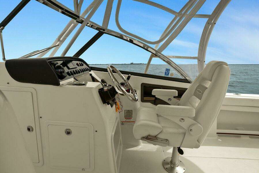 2016 Grady White 28 Freedom "Patsy Ru" - Helm