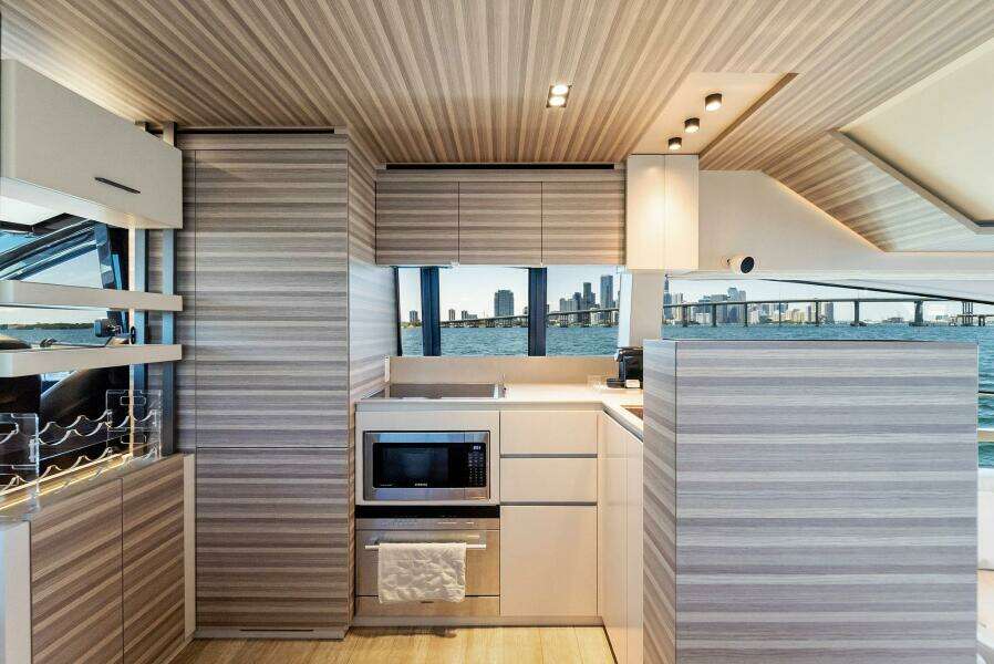 2023 Ferretti Yachts 670