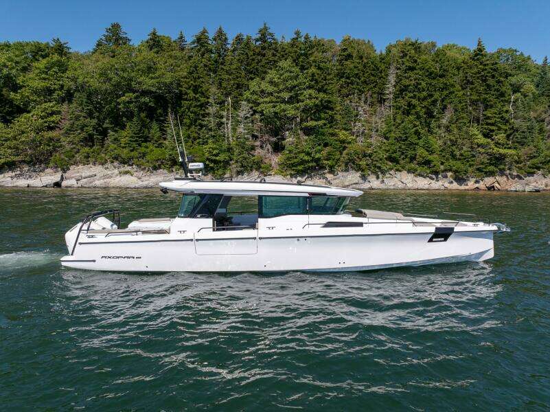 2025 Axopar Cross Cabin