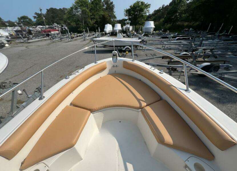 2004 Boston Whaler 210 Outrage