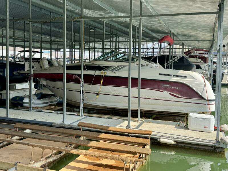 1994 Chaparral Signature 27 Cabin Cruiser