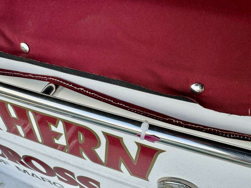 1994 Chaparral Signature 27 Cabin Cruiser