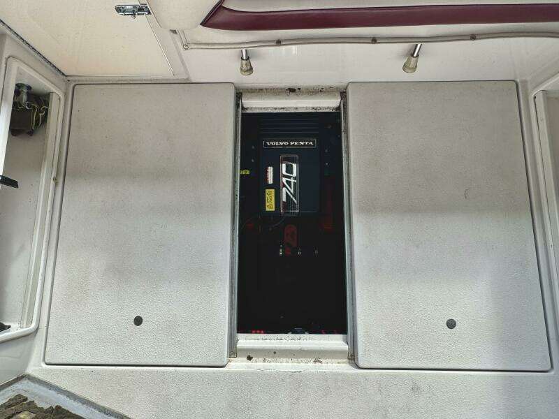 1994 Chaparral Signature 27 Cabin Cruiser