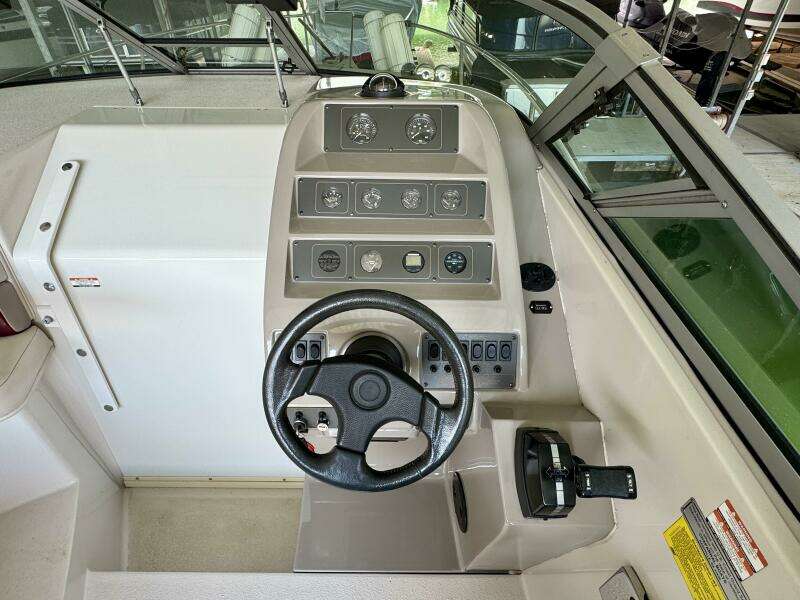 1994 Chaparral Signature 27 Cabin Cruiser