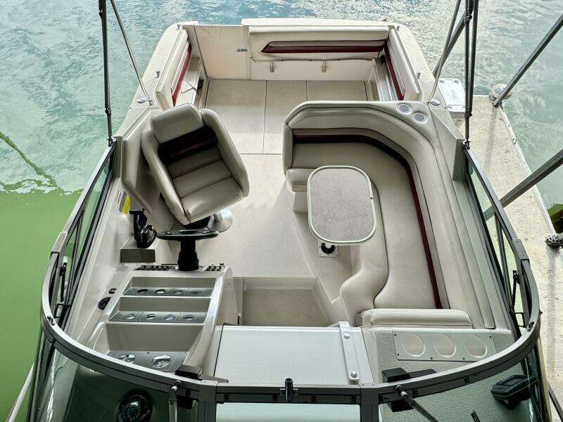 1994 Chaparral Signature 27 Cabin Cruiser