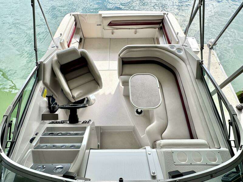 1994 Chaparral Signature 27 Cabin Cruiser