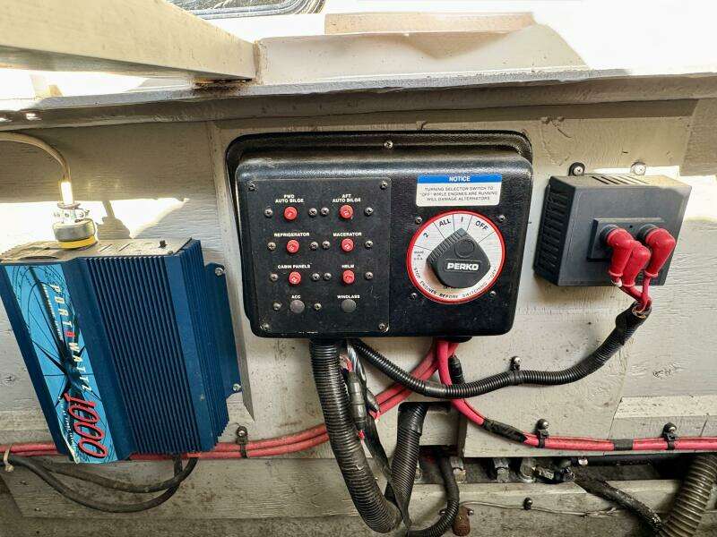 1994 Chaparral Signature 27 Cabin Cruiser