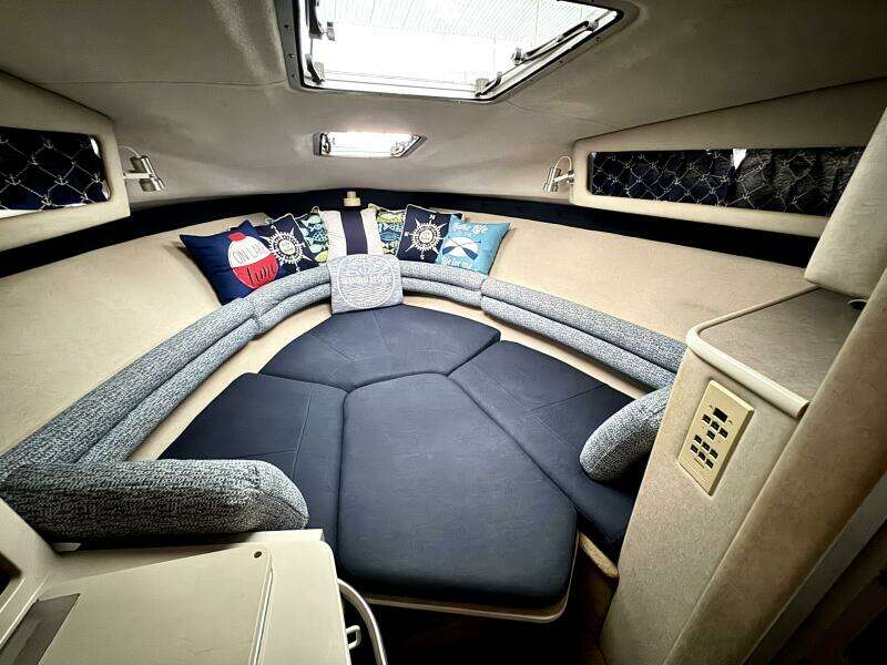 1994 Chaparral Signature 27 Cabin Cruiser