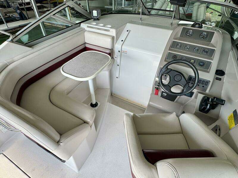 1994 Chaparral Signature 27 Cabin Cruiser