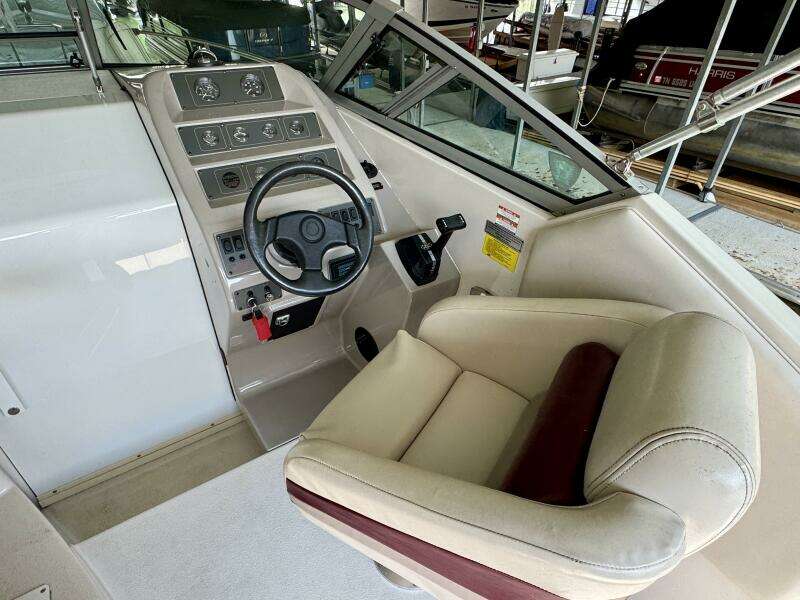 1994 Chaparral Signature 27 Cabin Cruiser