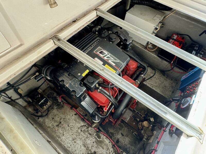 1994 Chaparral Signature 27 Cabin Cruiser