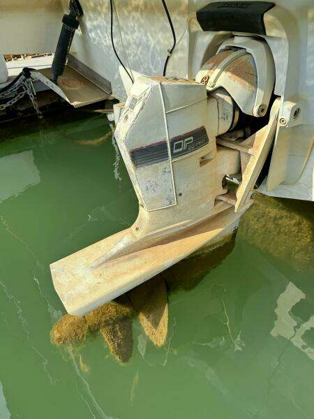 1994 Chaparral Signature 27 Cabin Cruiser