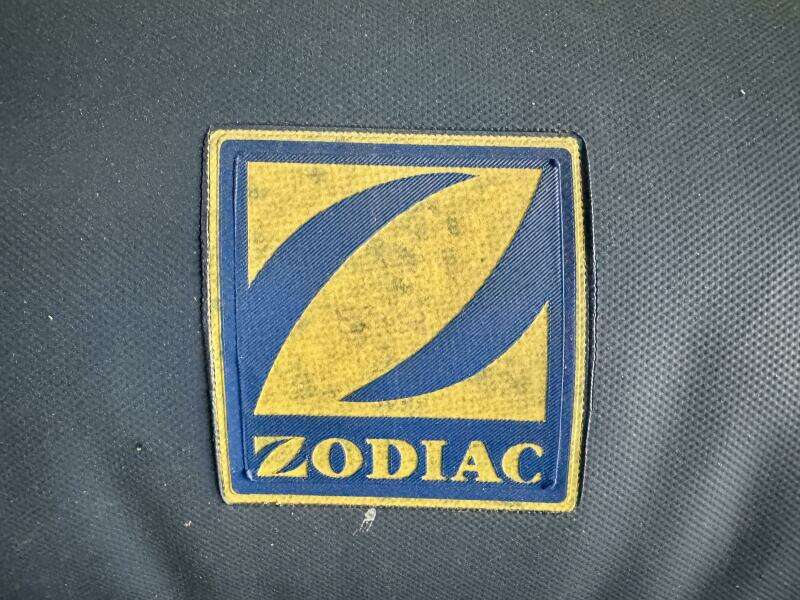 1994 Chaparral Signature 27 Cabin Cruiser