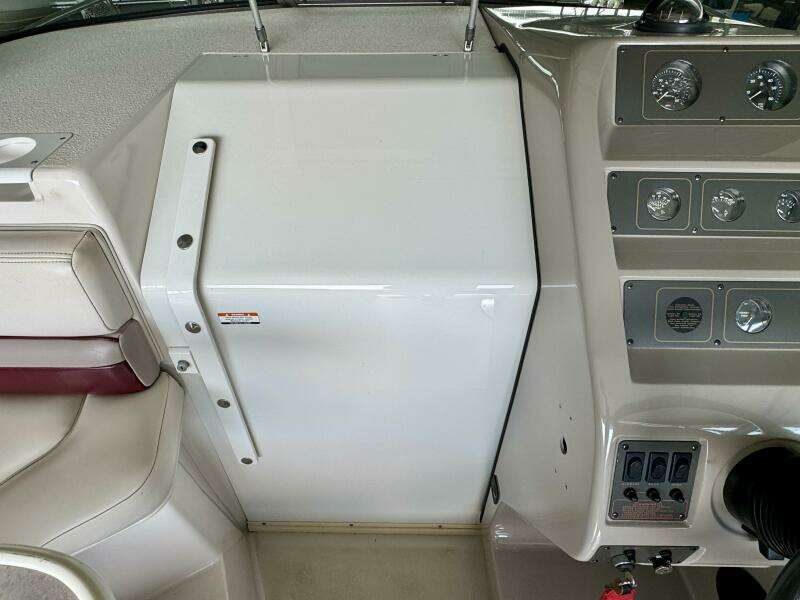 1994 Chaparral Signature 27 Cabin Cruiser