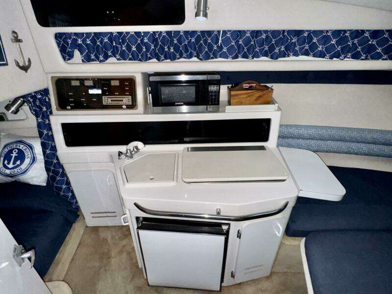 1994 Chaparral Signature 27 Cabin Cruiser