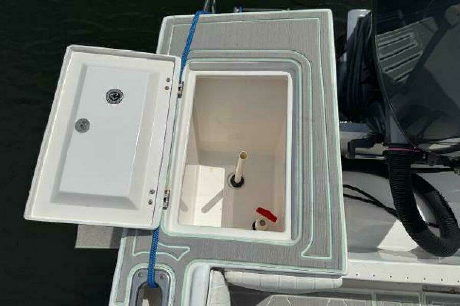 2005 Regulator 23 Center Console