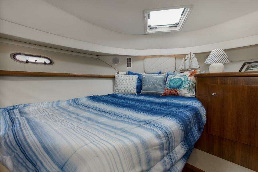 1997 44 Carver 445 Zodiac Gypsea Forward Stateroom