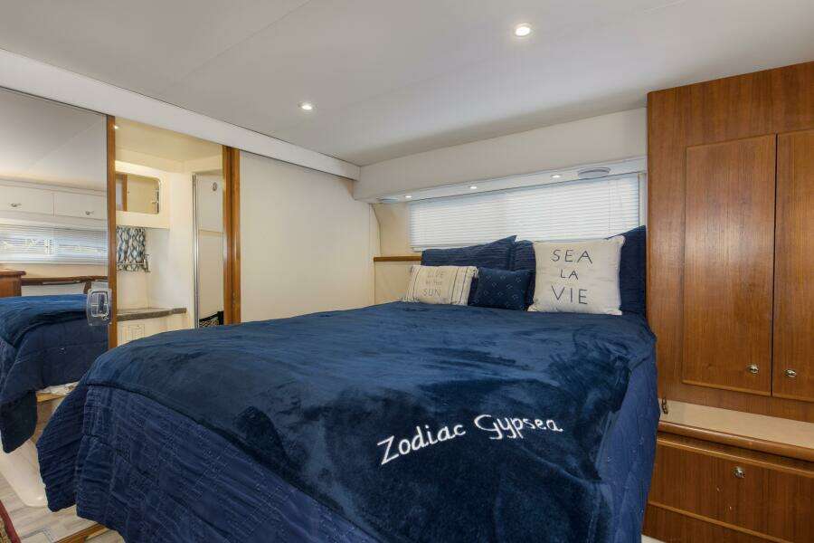 1997 44 Carver 445 Zodiac Gypsea Master Stateroom (2)