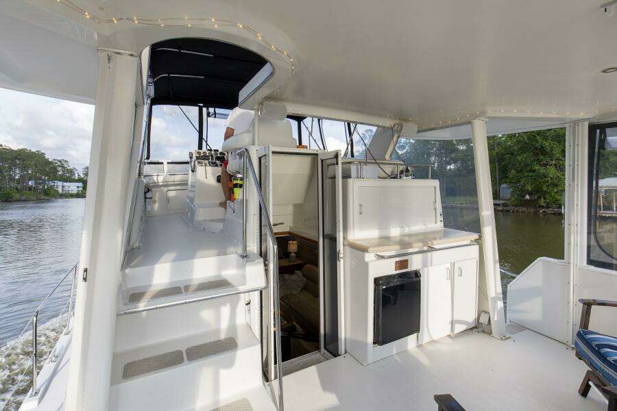 1997 44 Carver 445 Zodiac Gypsea Back Deck (3)