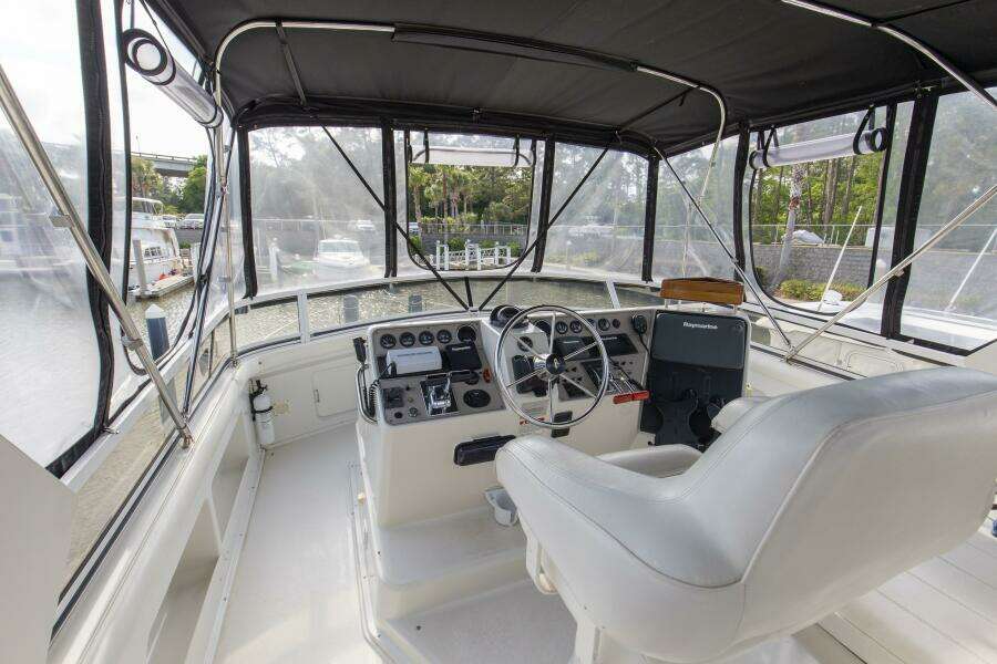 1997 44 Carver 445 Zodiac Gypsea Helm (3)