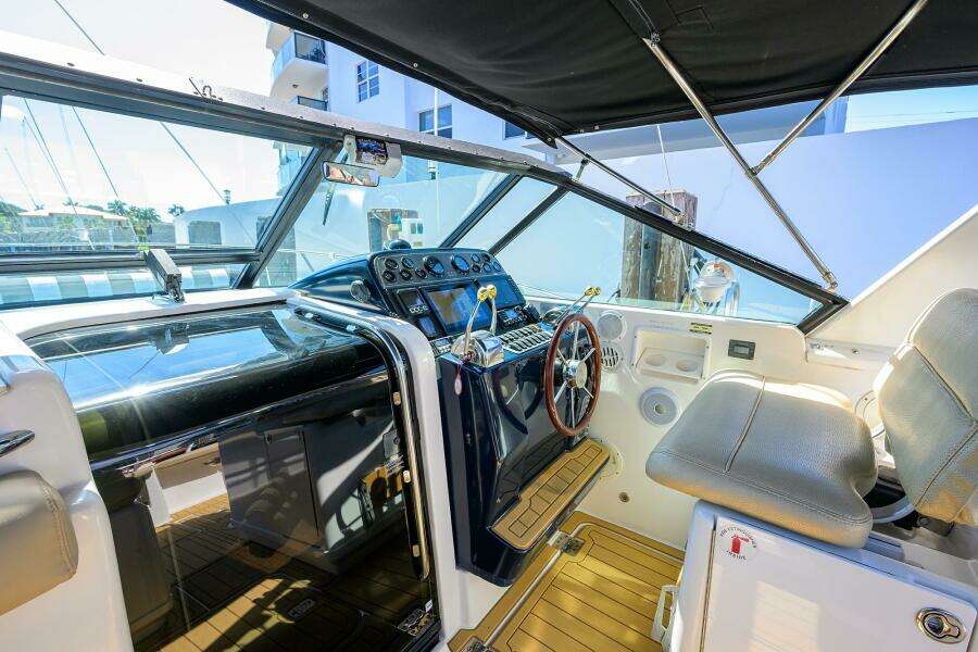 Tiara 3100 LE Black Jack - Helm Deck, Helm Seat and Electronics
