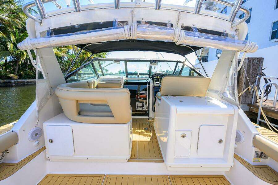 Tiara 3100 LE Black Jack - Helm Deck