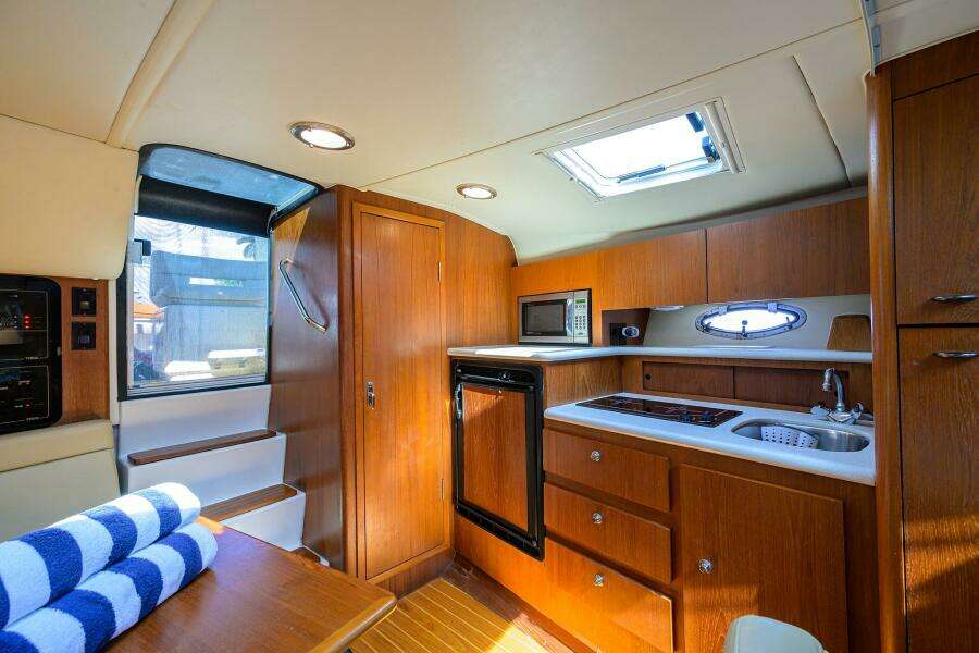 Tiara 3100 LE Black Jack - Cabin, Galley