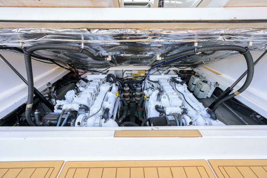 Tiara 3100 LE Black Jack - Engine Compartment