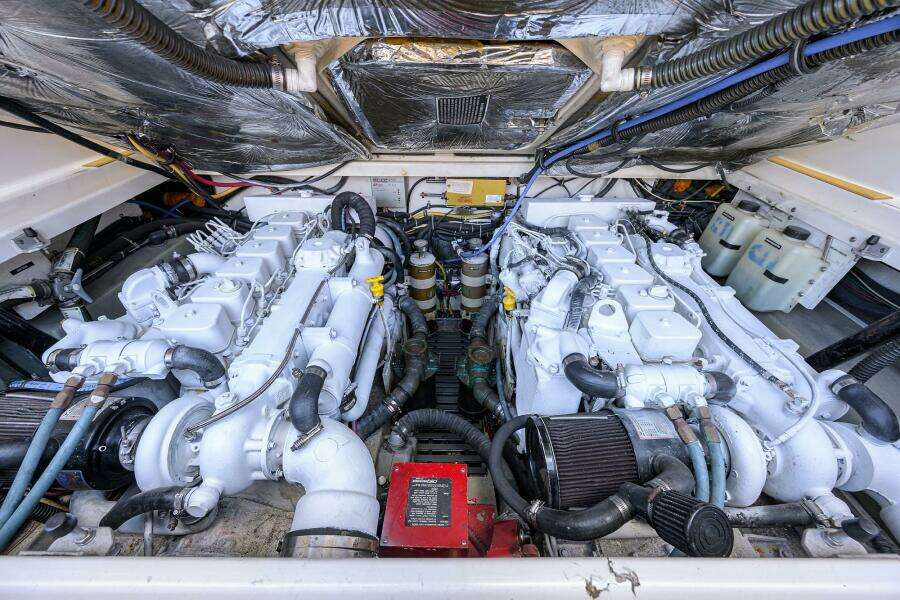 Tiara 3100 LE Black Jack - Engine Compartment