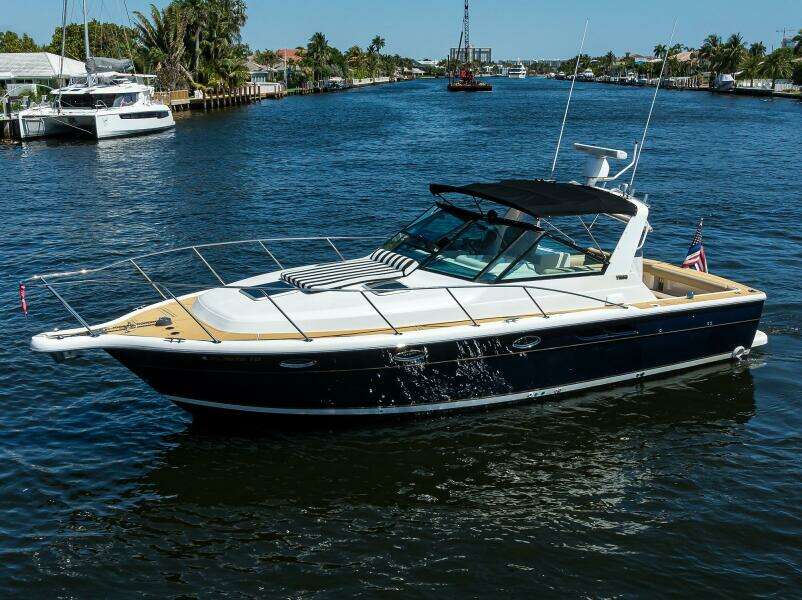 Tiara 3100 LE Black Jack - Profile