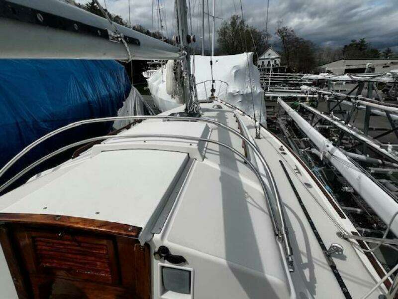 1983 Pearson 303 Sloop