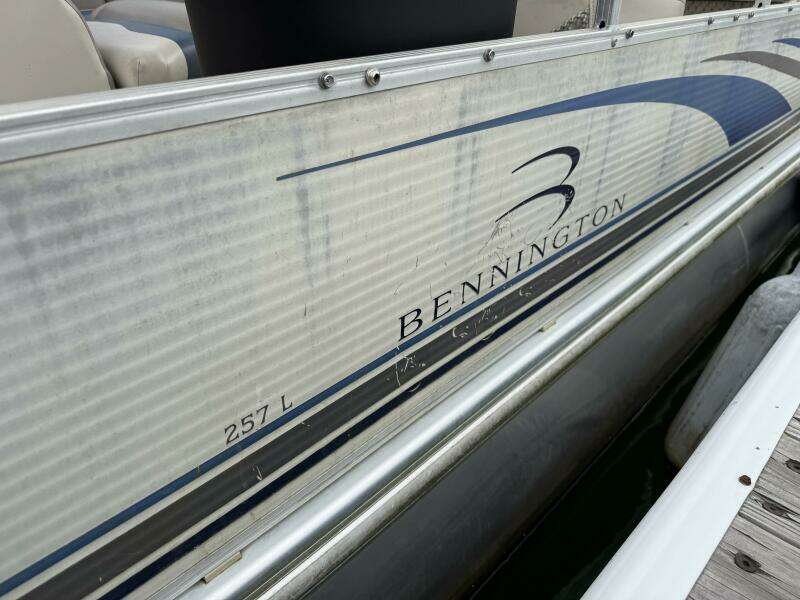 2002 Bennington 257L Pontoon Boat