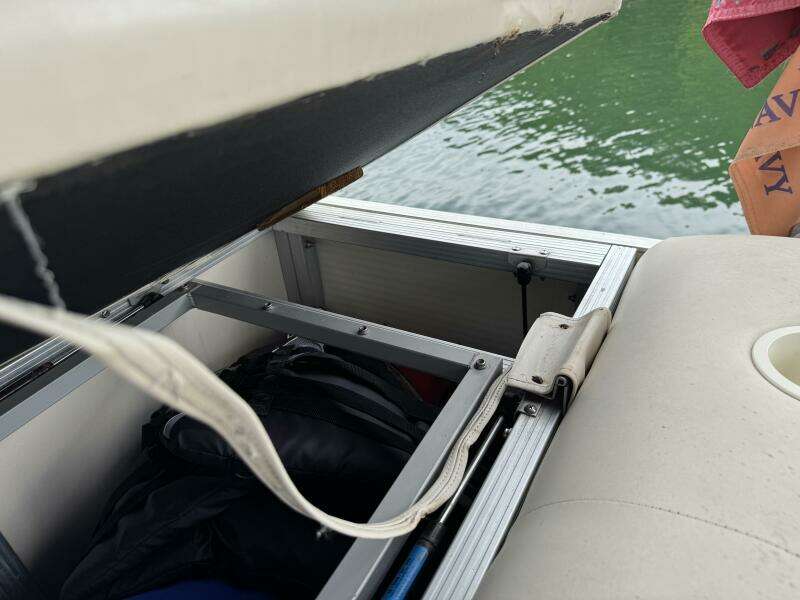 2002 Bennington 257L Pontoon Boat