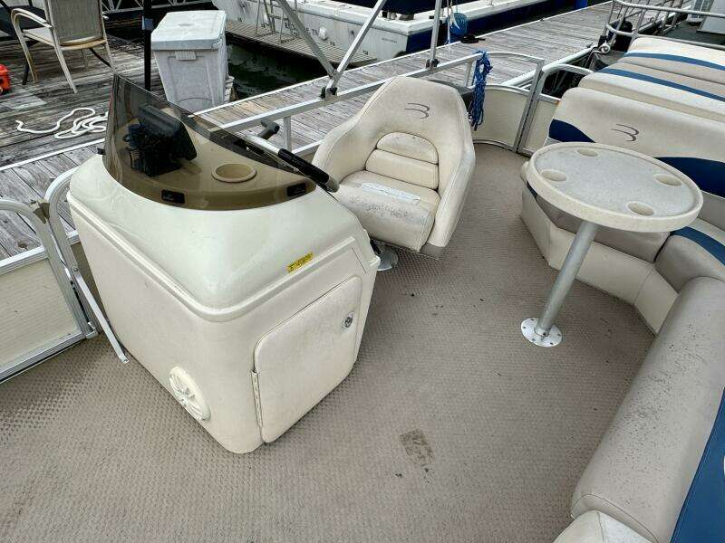 2002 Bennington 257L Pontoon Boat